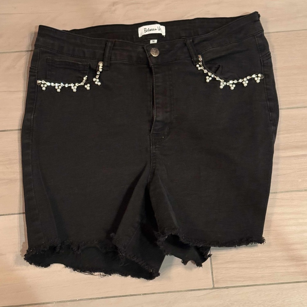 Between Us pearl like pockets Black jean shorts size 16 distressed